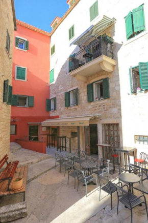 Apartments by the sea Makarska - 17903